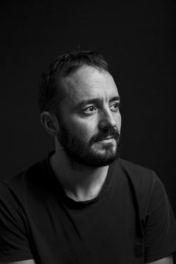 La maintenance permet de corriger les bugs, de mettre à jour les plugins et le CMS, et de renforcer la sécurité contre les cyberattaques