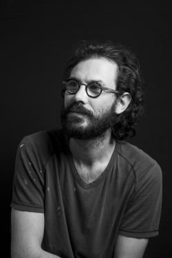 La maintenance permet de corriger les bugs, de mettre à jour les plugins et le CMS, et de renforcer la sécurité contre les cyberattaques