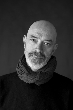 La maintenance permet de corriger les bugs, de mettre à jour les plugins et le CMS, et de renforcer la sécurité contre les cyberattaques